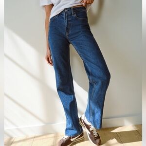 A&F 90’s Relaxed Jean High Rise size 26 Regular in Dark